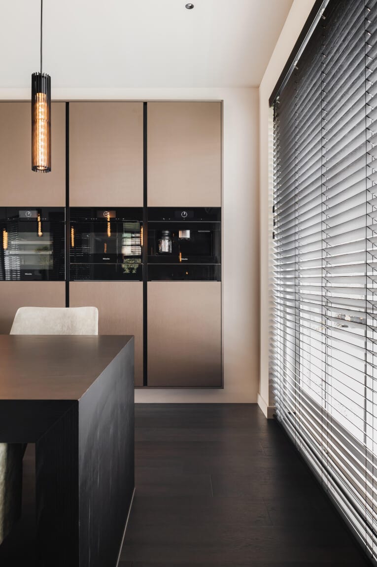 Moderne keuken met een donkere Therdex Premium 70060 XL PVC vloer