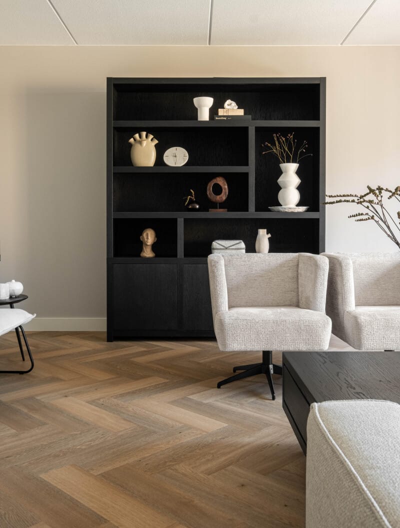 Warme zithoek met Therdex Premium 7005 visgraat PVC en lichte fauteuils